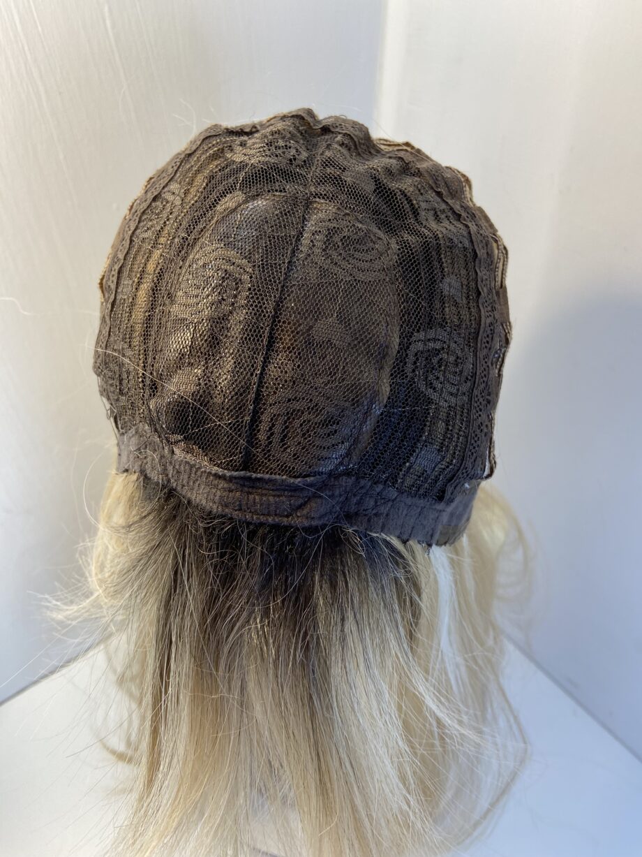 Extra long blonde rooted wig. Stunning. Blls597
