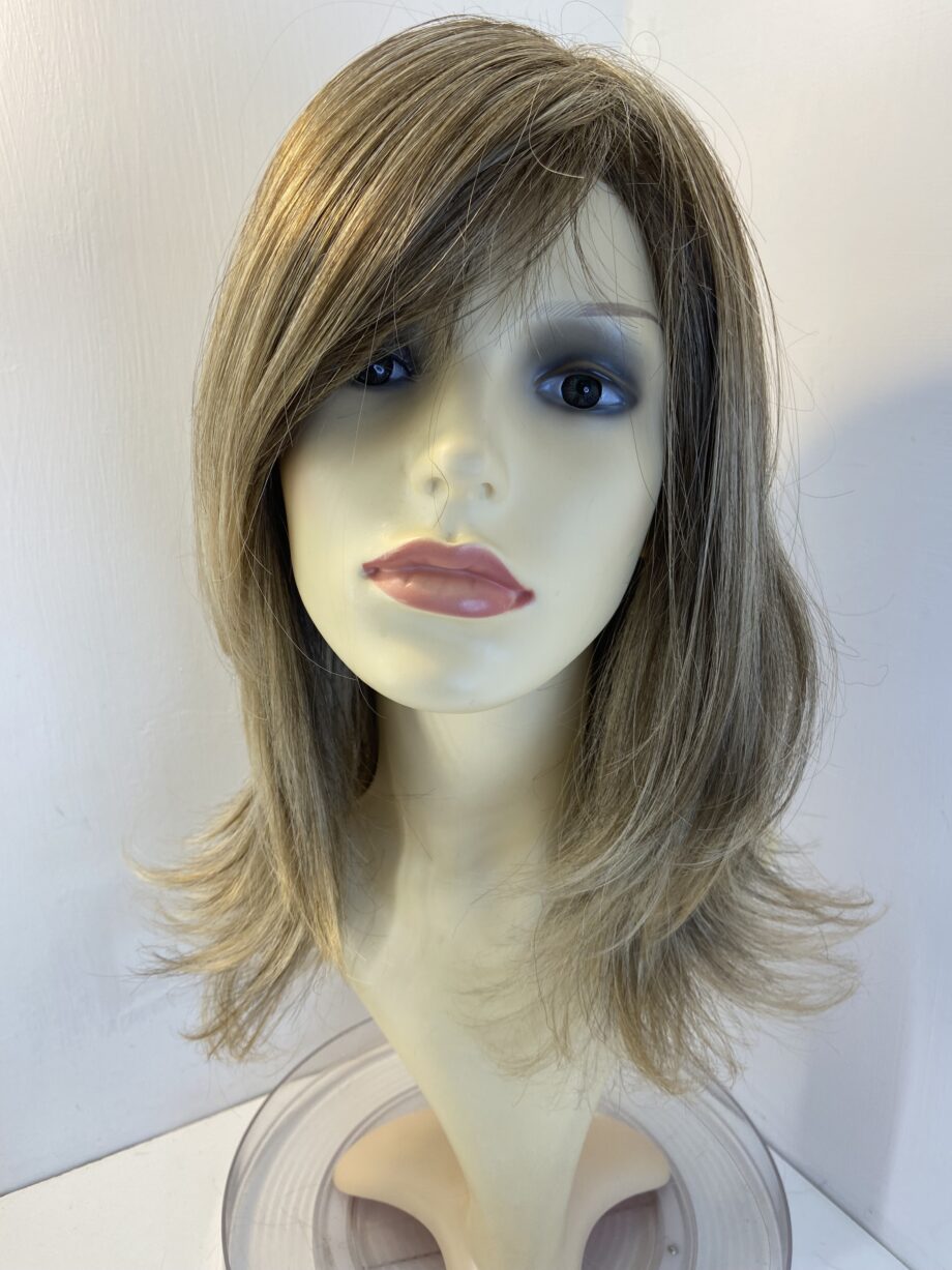 Long blonde light brown wig. Blls8222