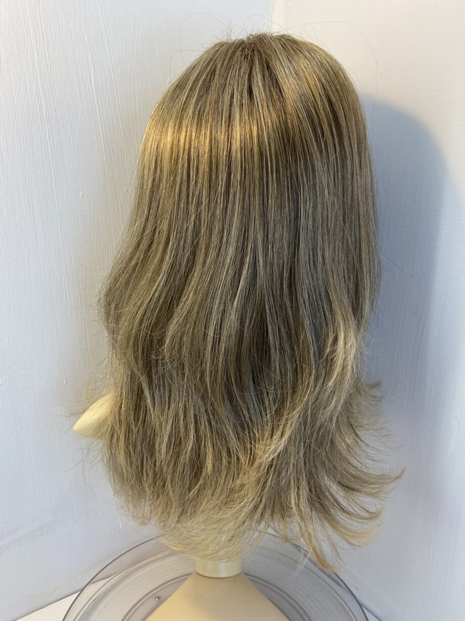 Long blonde light brown wig. Blls8222