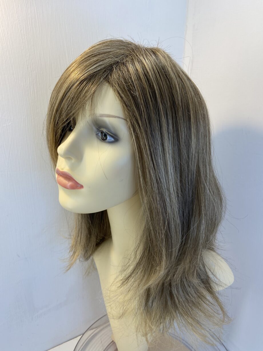 Long blonde light brown wig. Blls8222