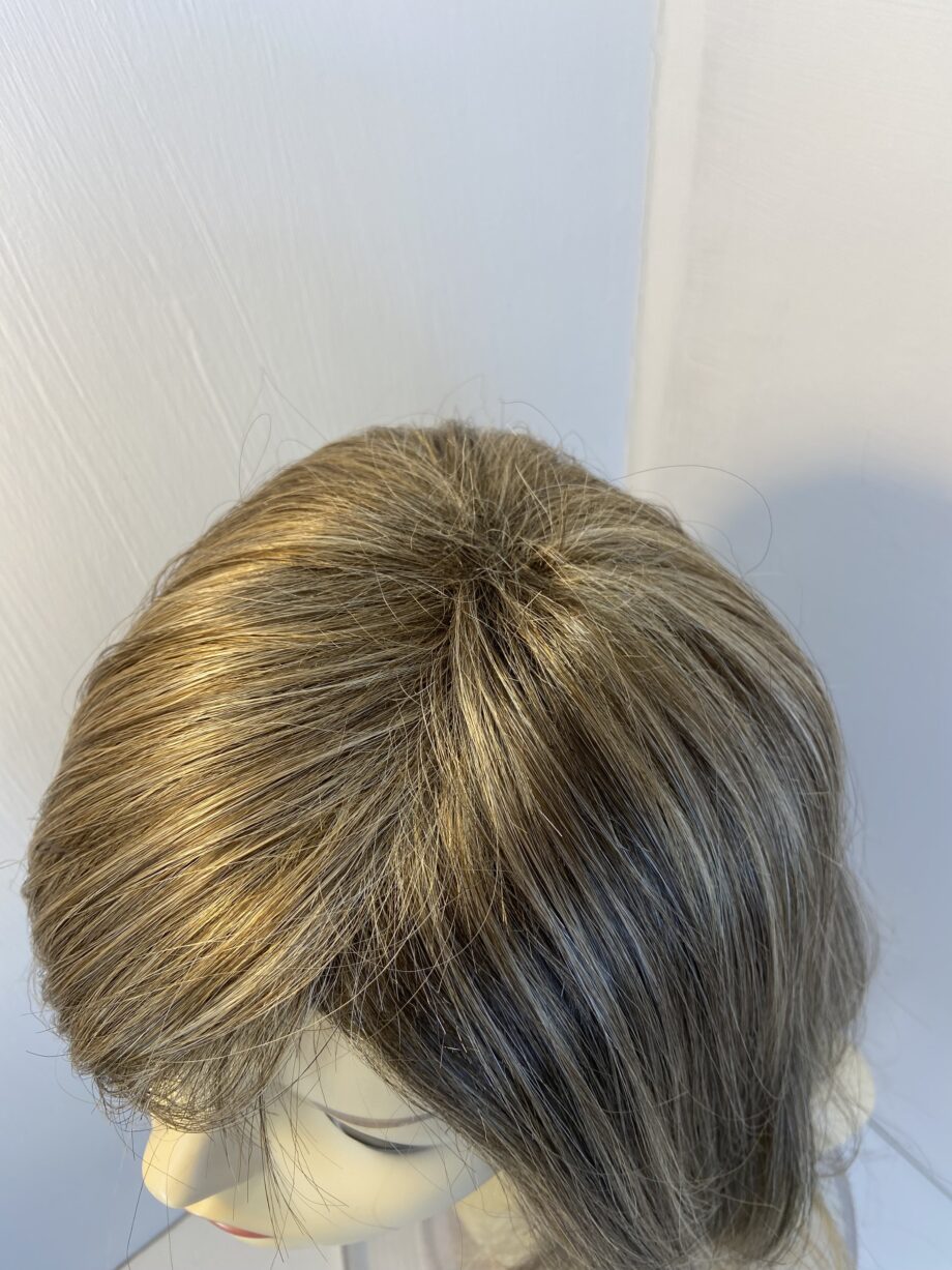 Long blonde light brown wig. Blls8222