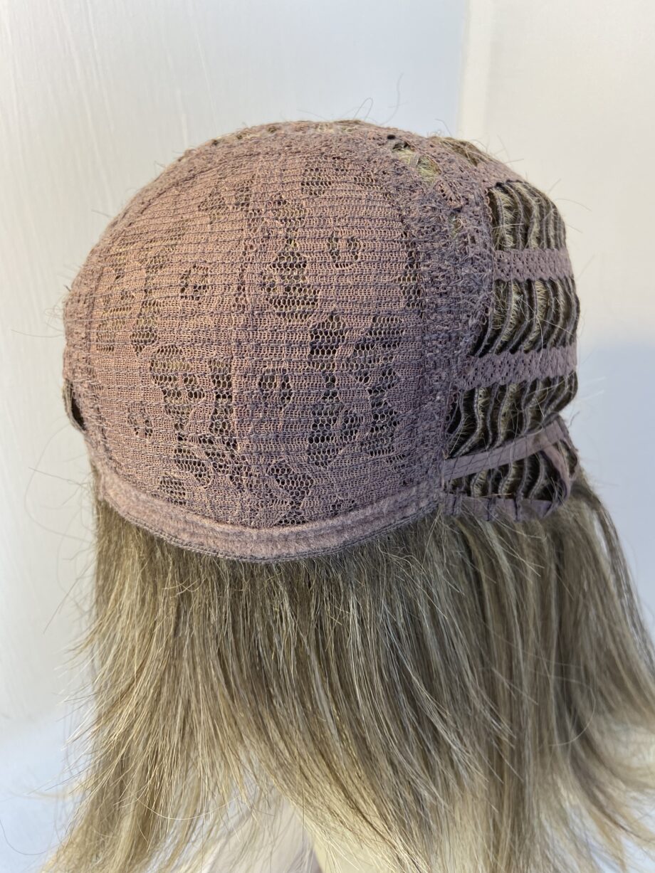 Long blonde light brown wig. Blls8222