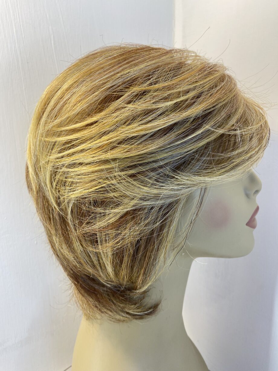 Honey highlighted wig. Gmw598