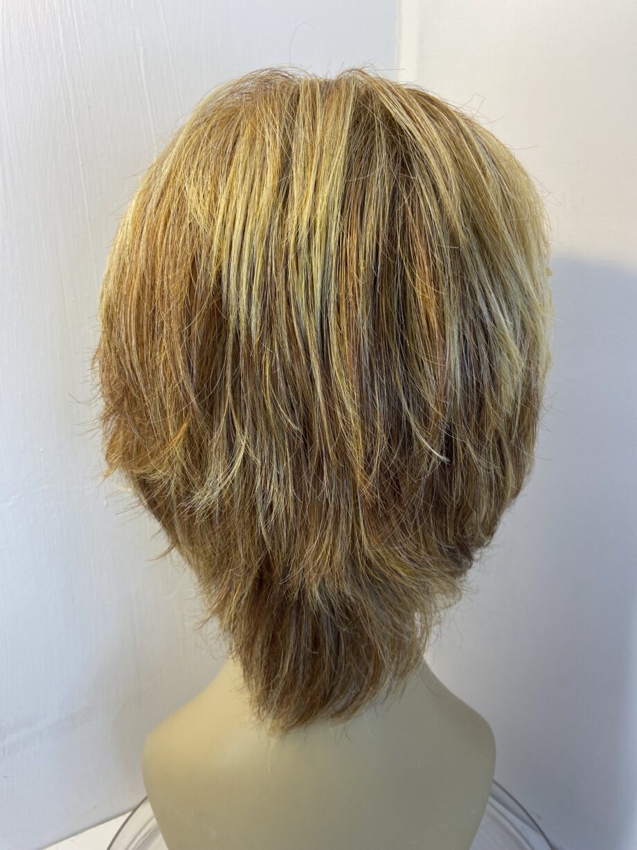 Honey highlighted wig. Gmw598