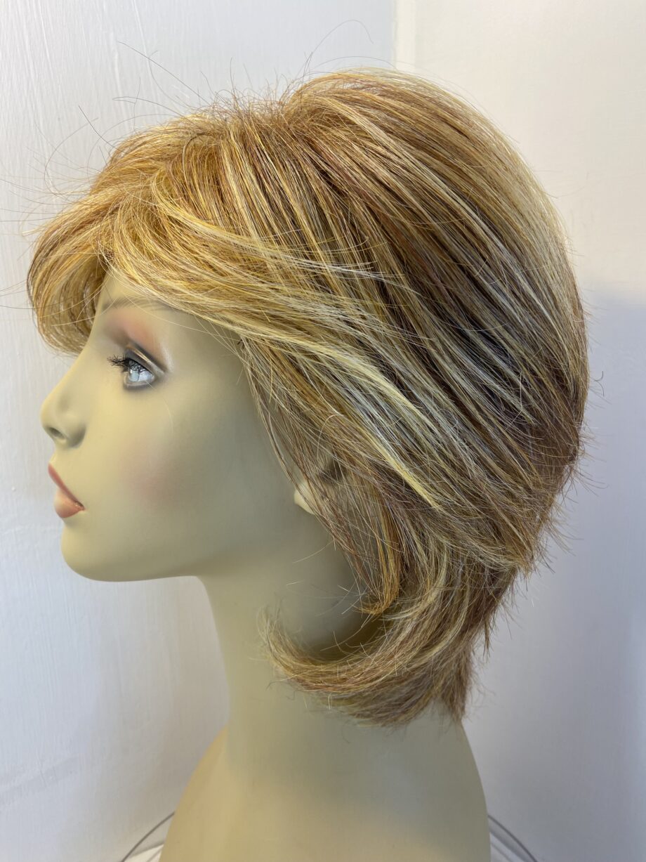 Honey highlighted wig. Gmw598
