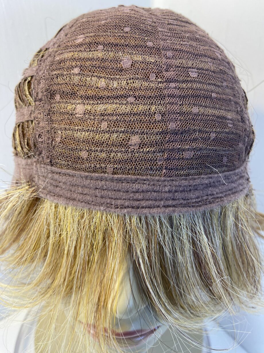 Honey highlighted wig. Gmw598