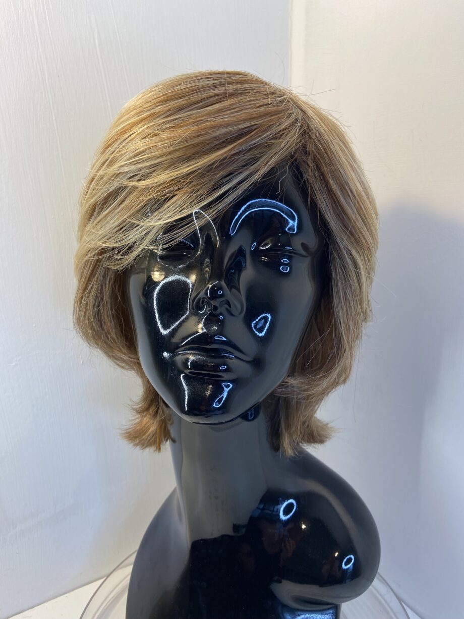 Honey blonde designer wig. Blms599