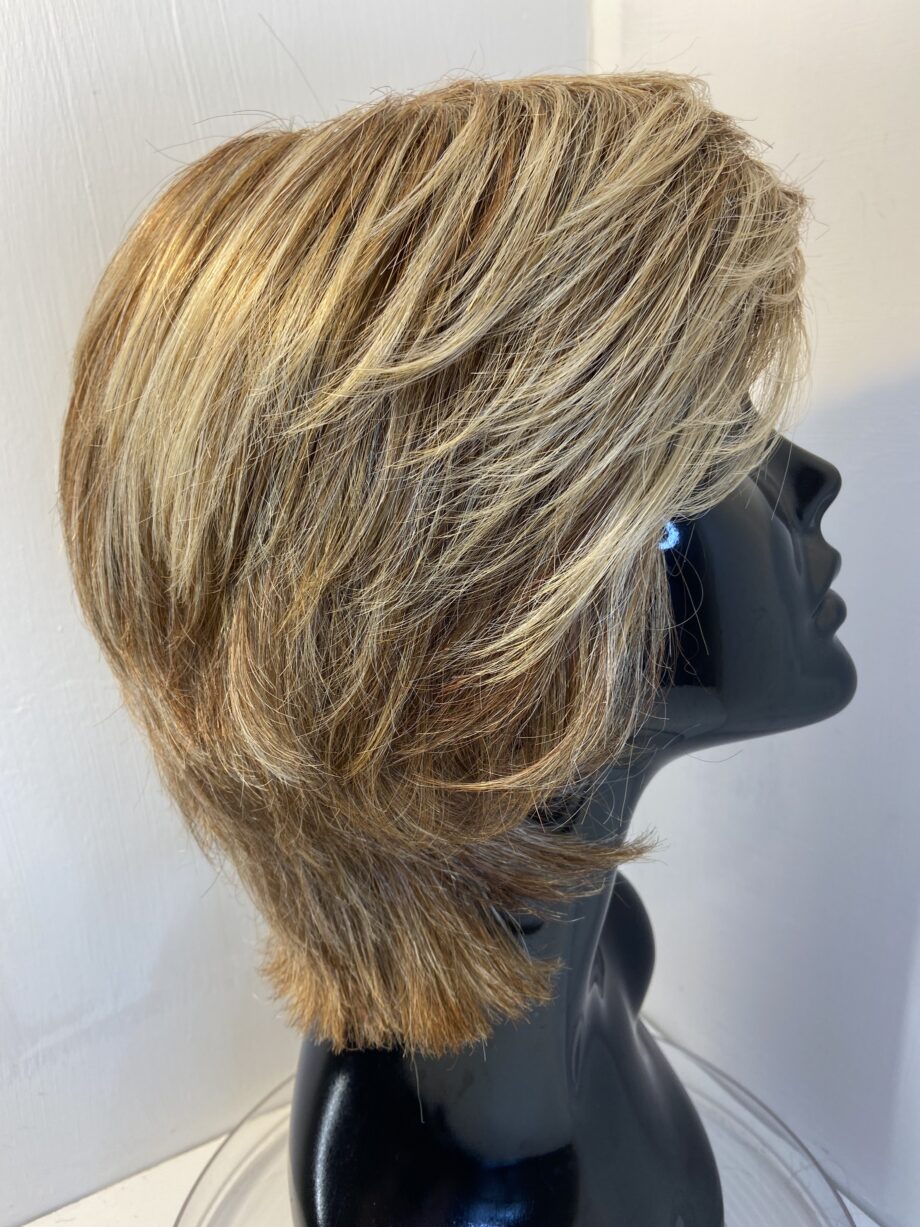 Honey blonde designer wig. Blms599