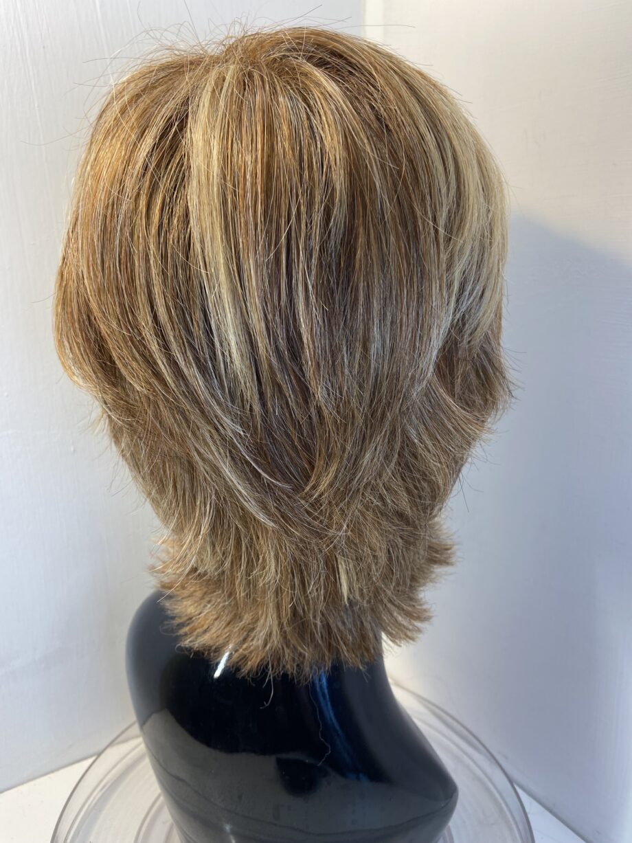 Honey blonde designer wig. Blms599