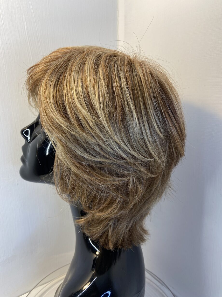 Honey blonde designer wig. Blms599