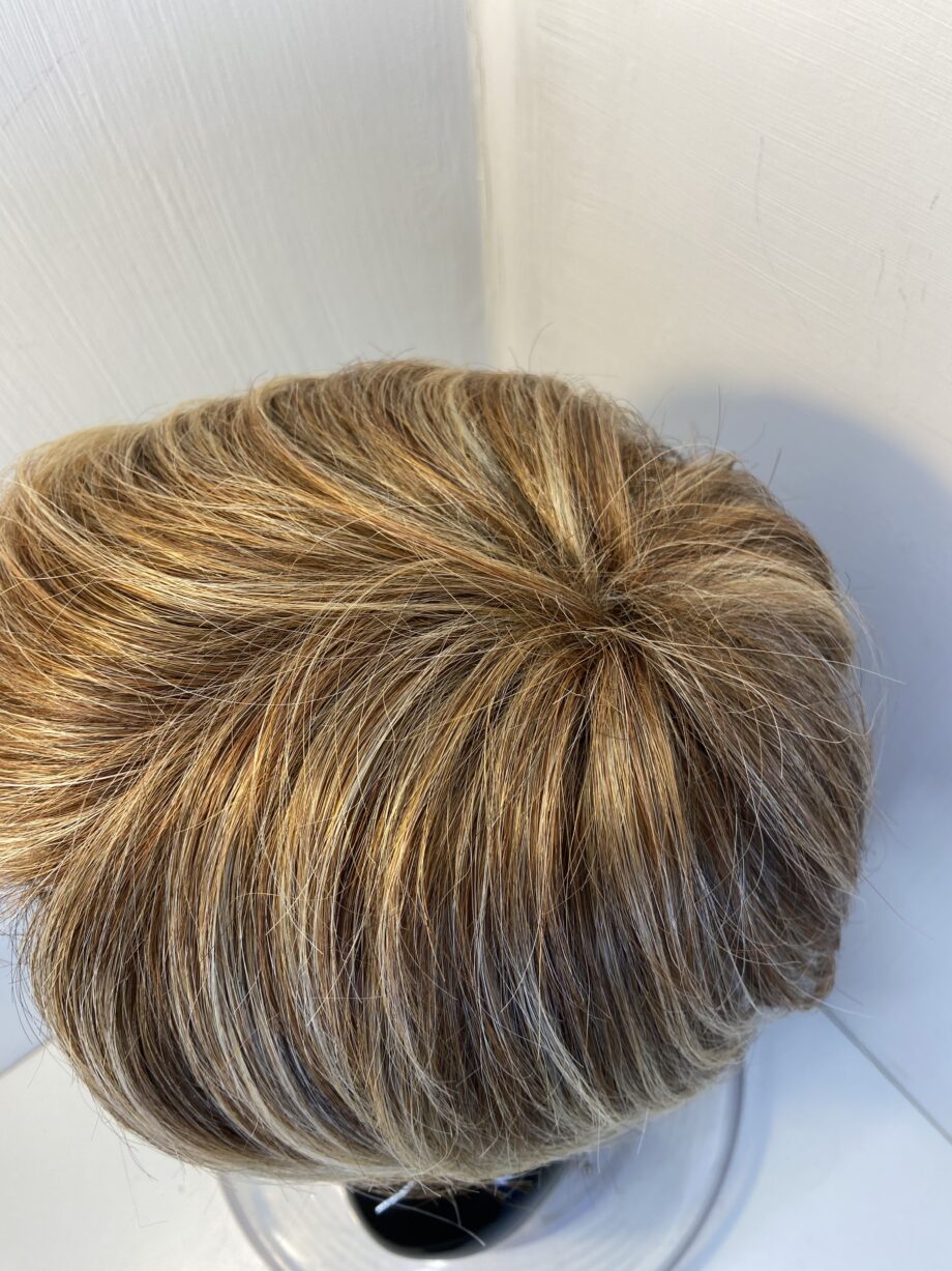 Honey blonde designer wig. Blms599
