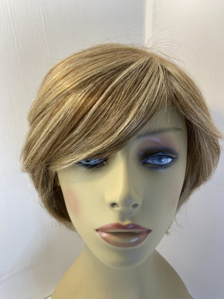 Blonde stylish highlighted wig. Blss5005