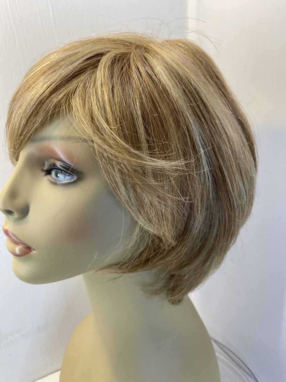 Blonde stylish highlighted wig. Blss5005