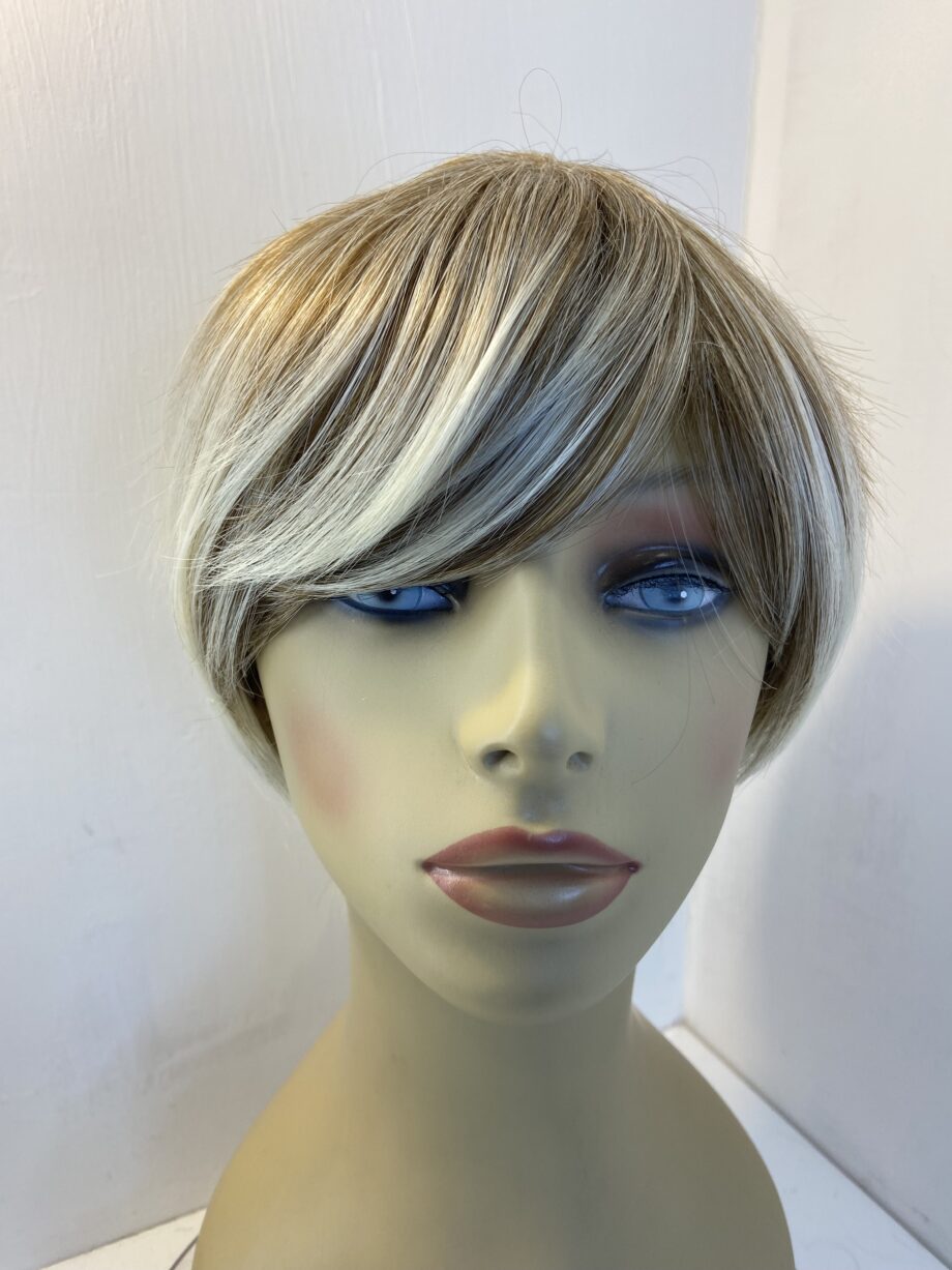 New short blonde wig. Blss614