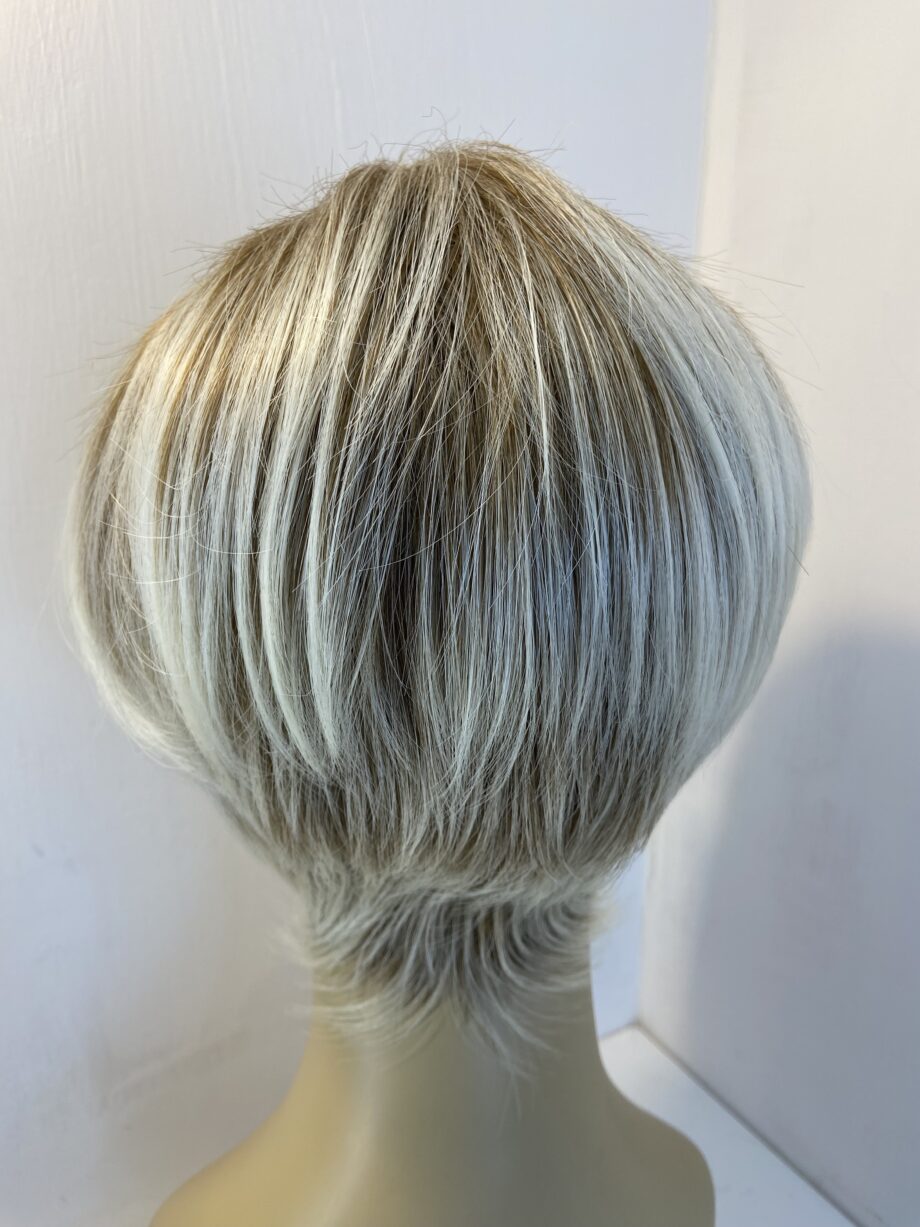New short blonde wig. Blss614