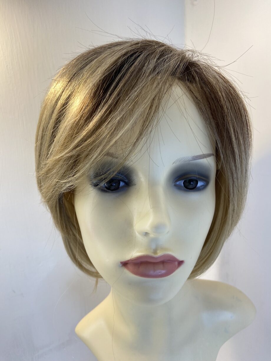 Short blonde wig. Blss823