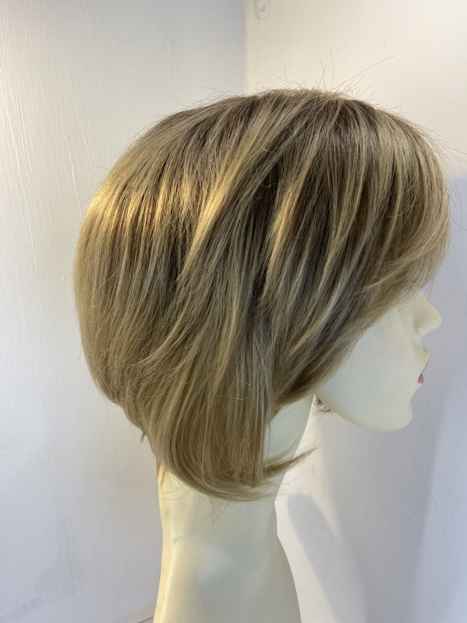 Short blonde wig. Blss823