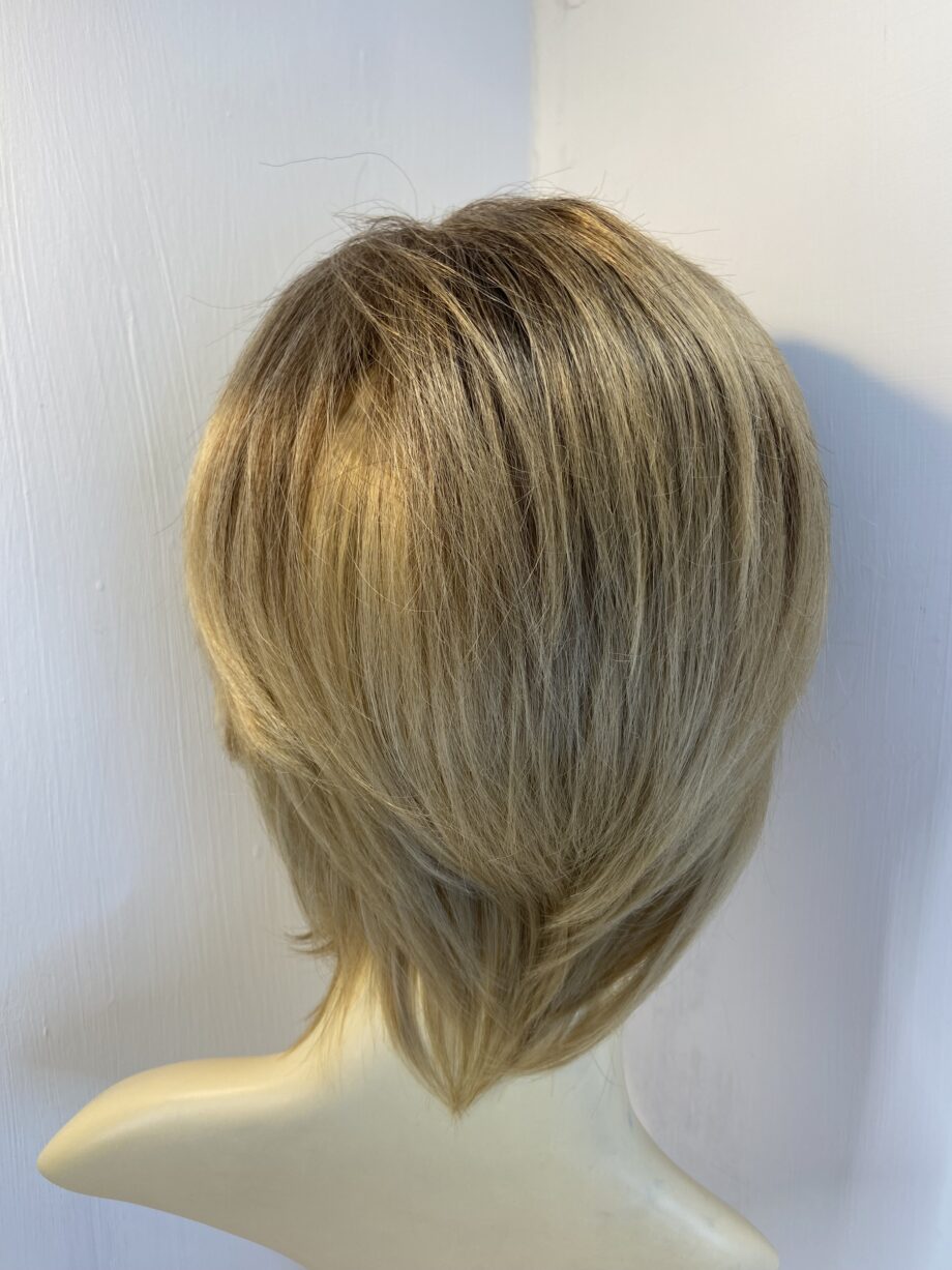 Short blonde wig. Blss823