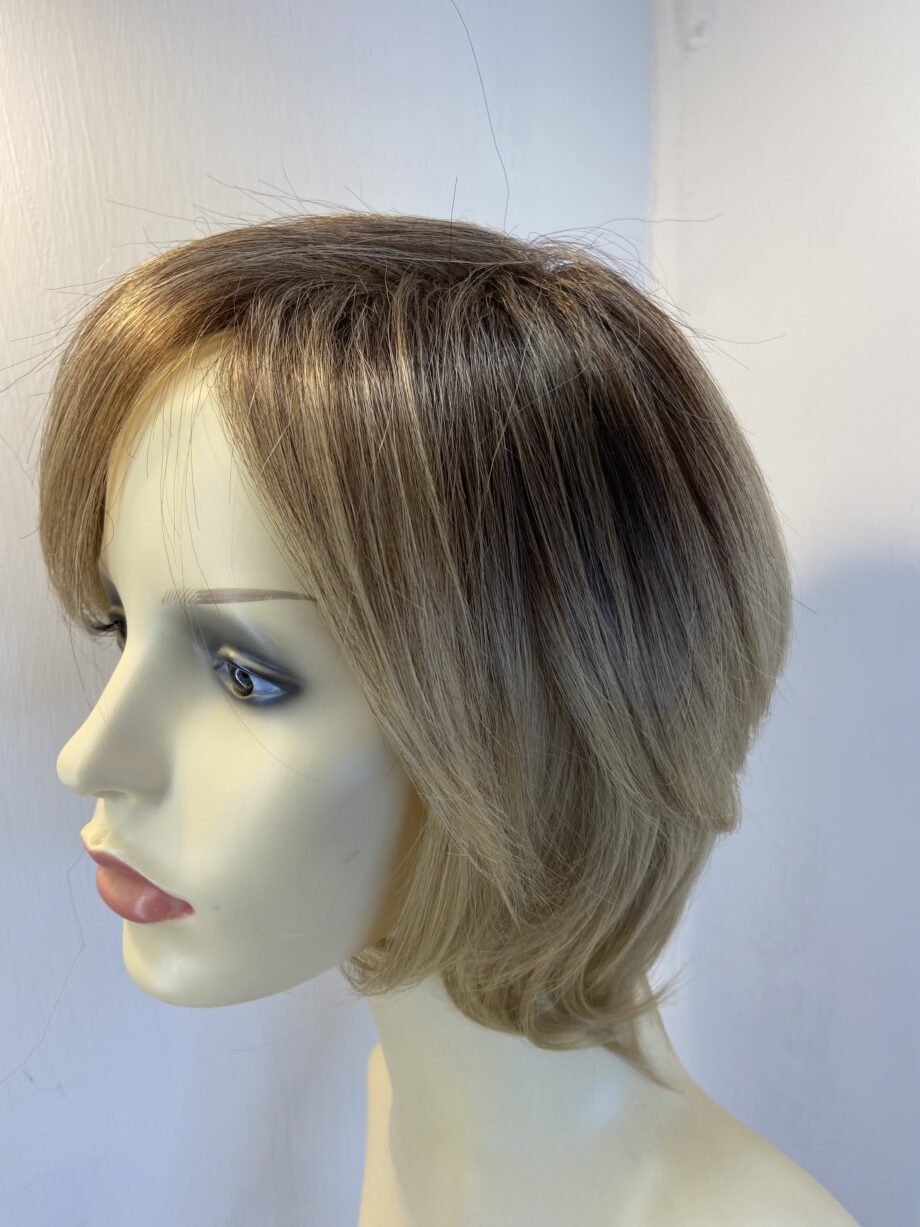 Short blonde wig. Blss823