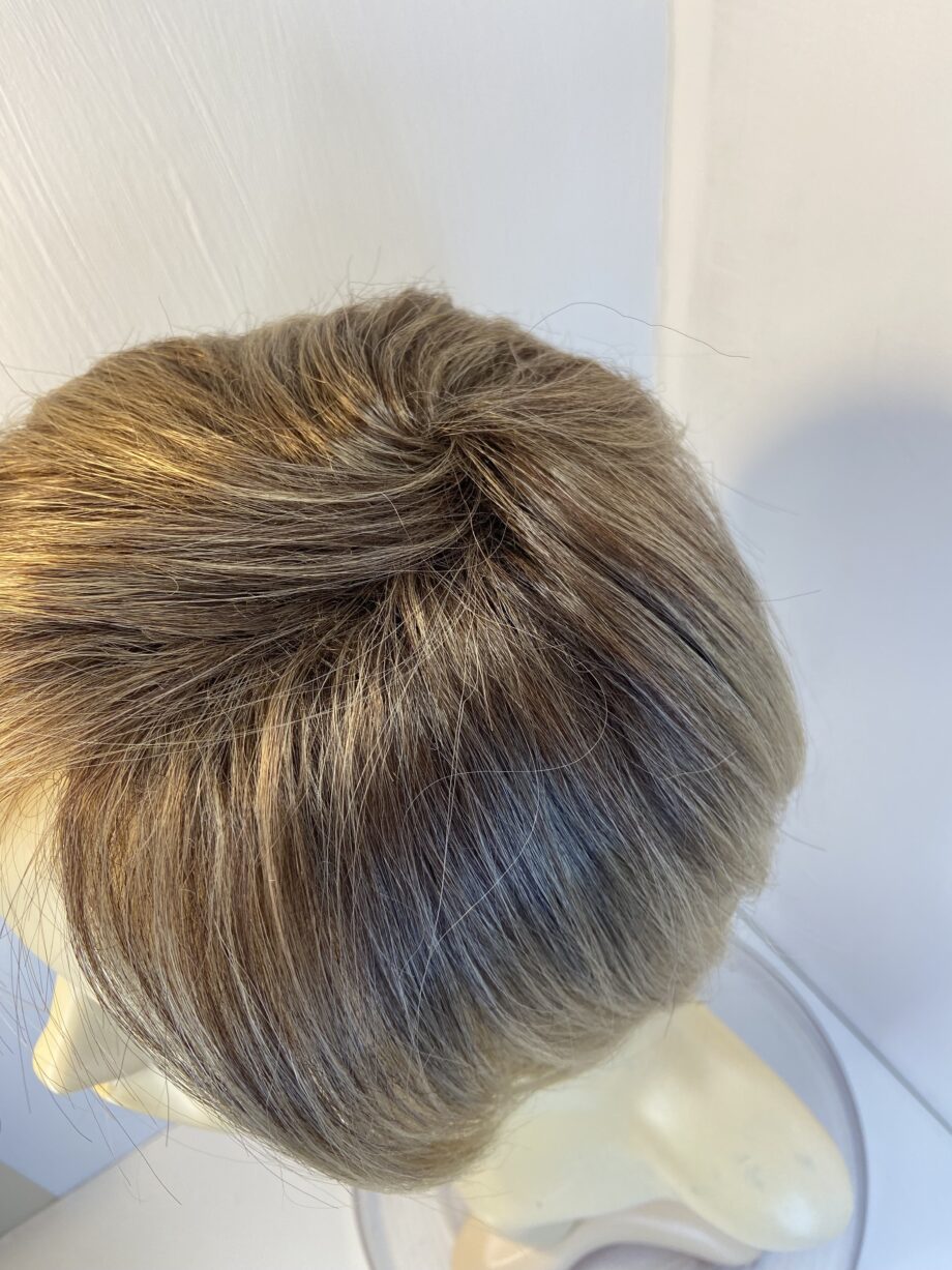 Short blonde wig. Blss823