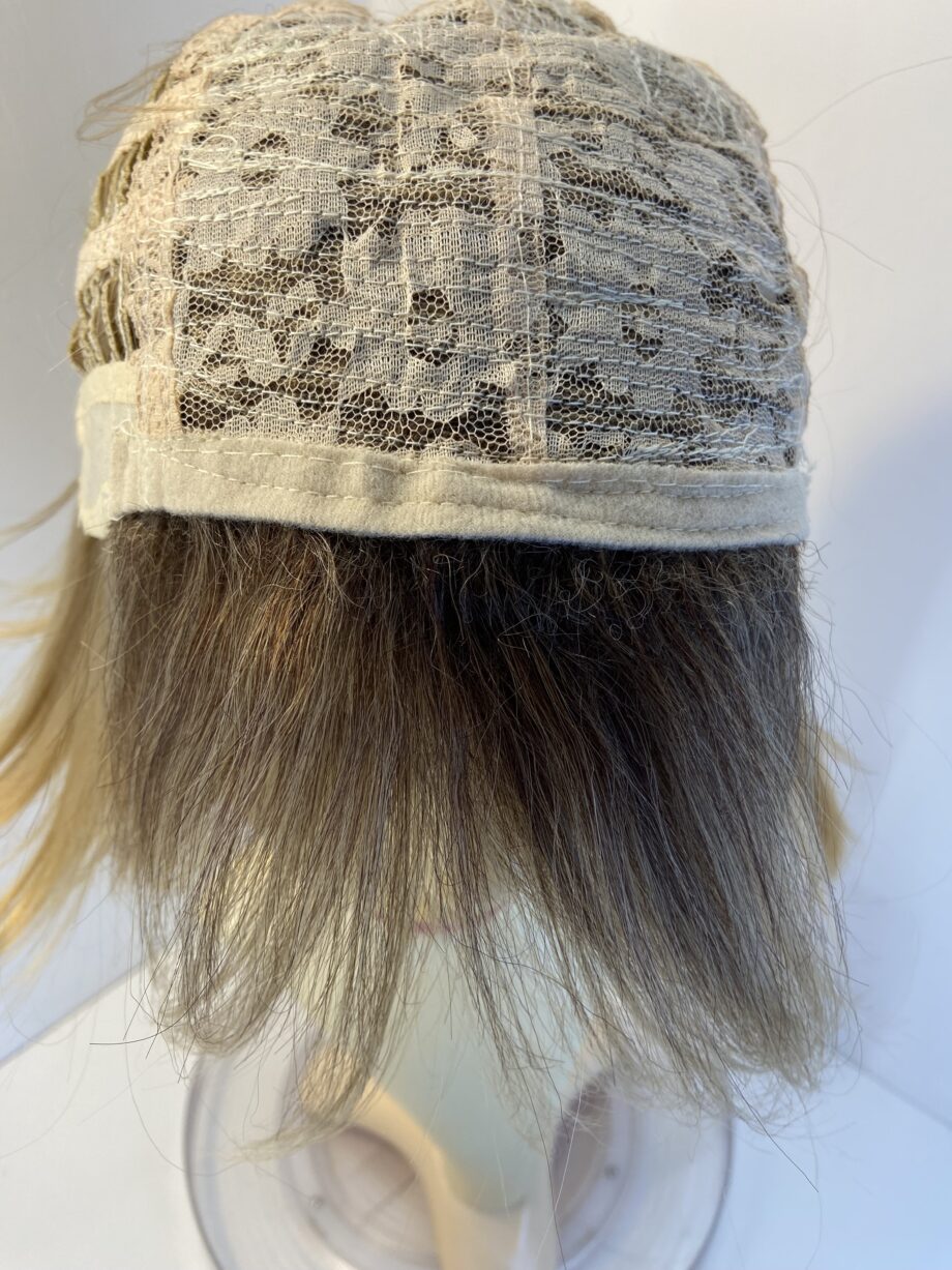 Short blonde wig. Blss823