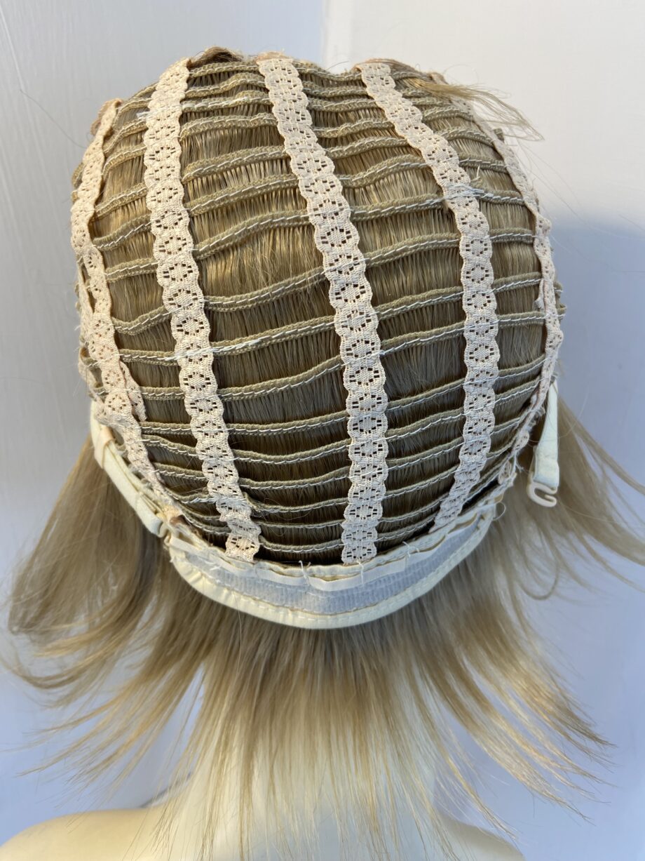 Short blonde wig. Blss823