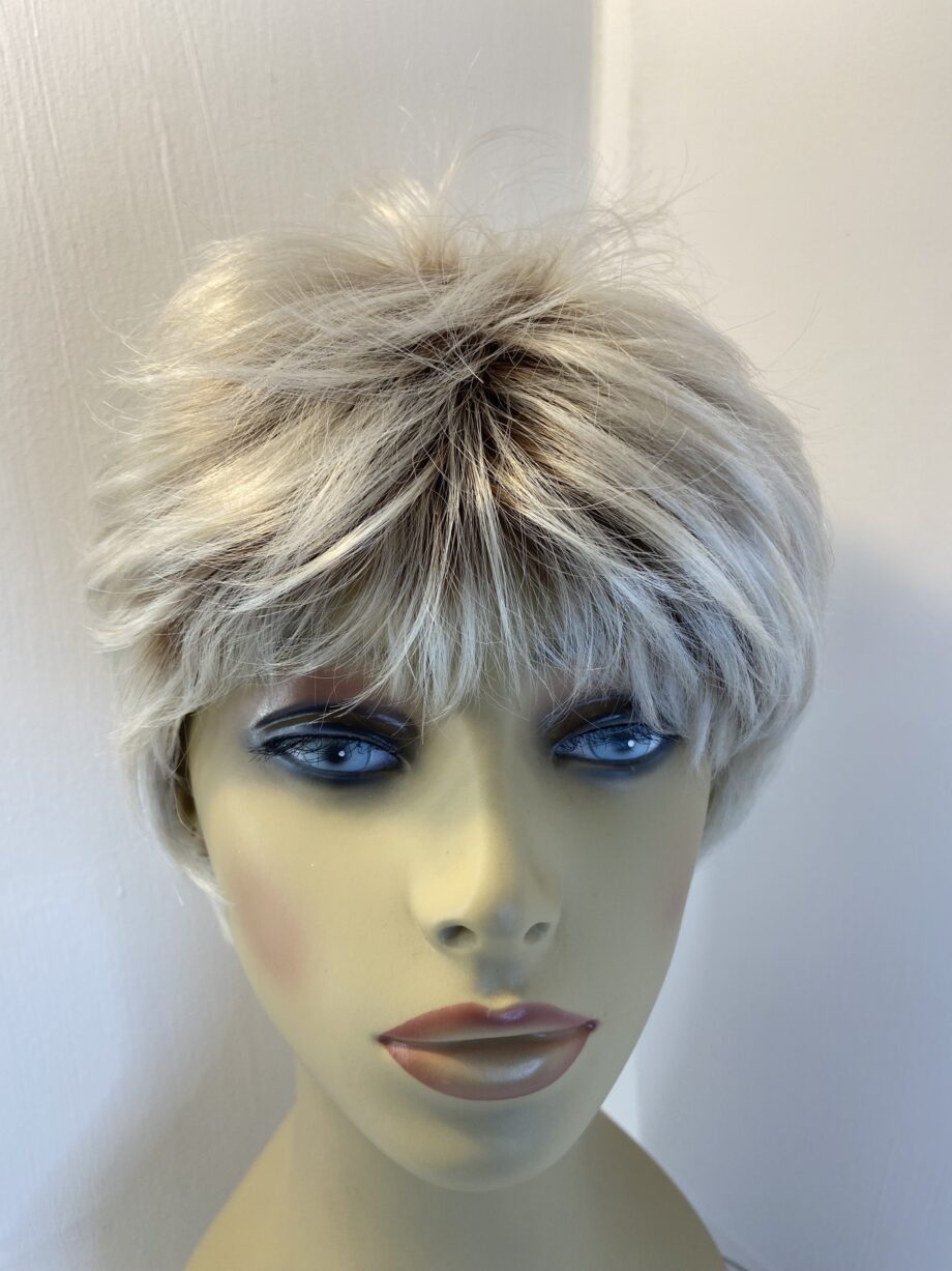 Blonde rooted short wig. Blss627