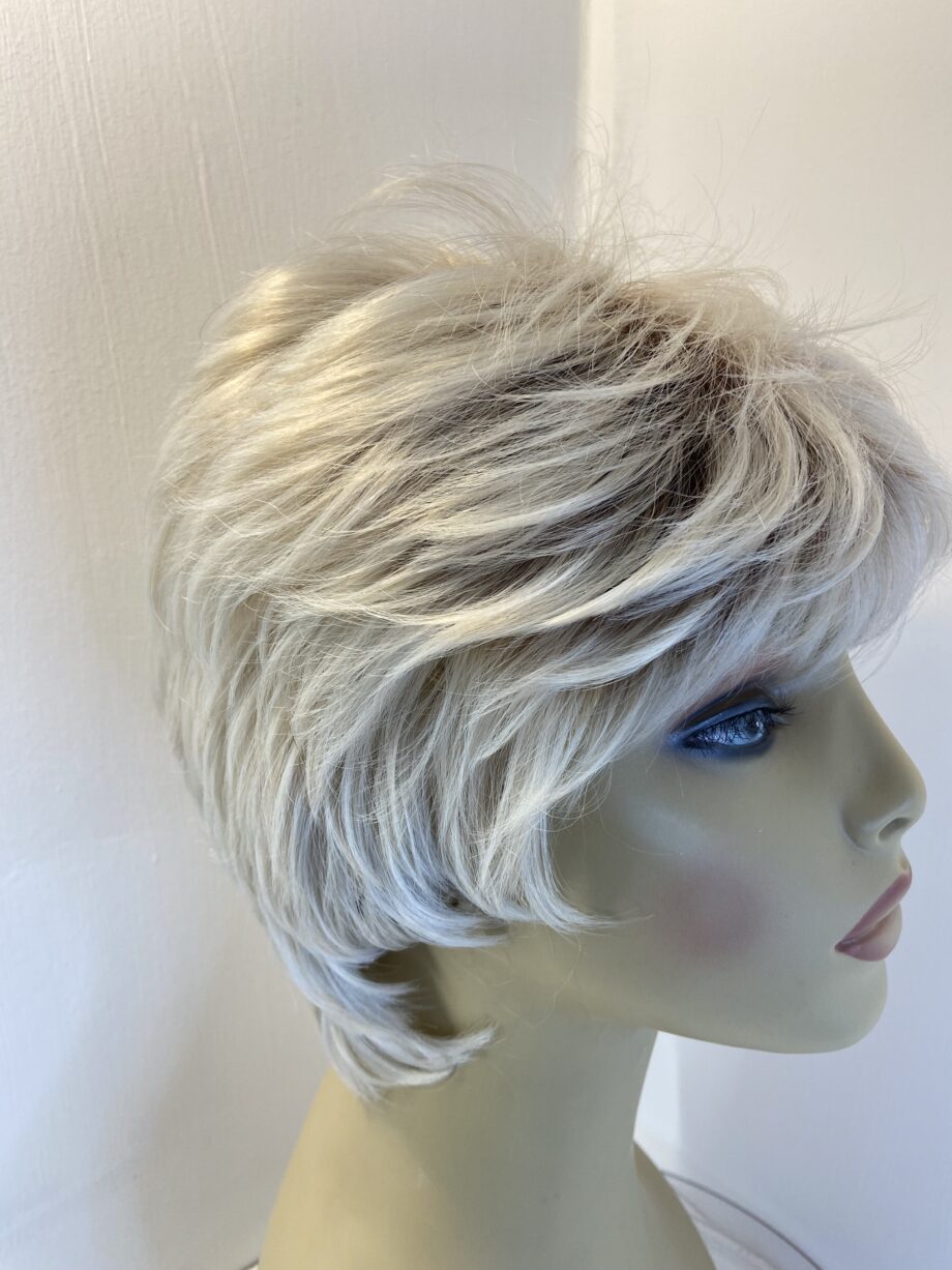 Blonde rooted short wig. Blss627