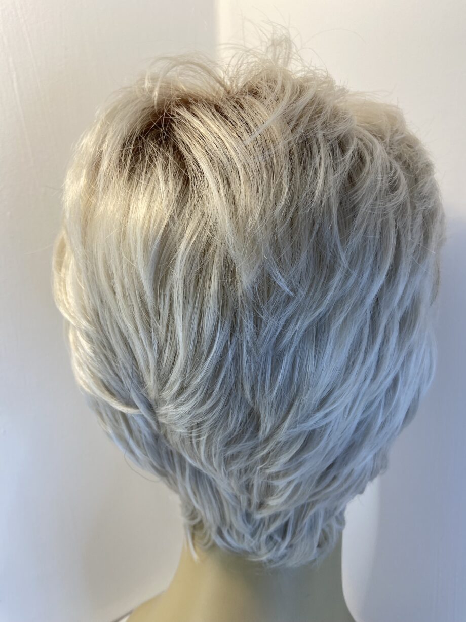 Blonde rooted short wig. Blss627