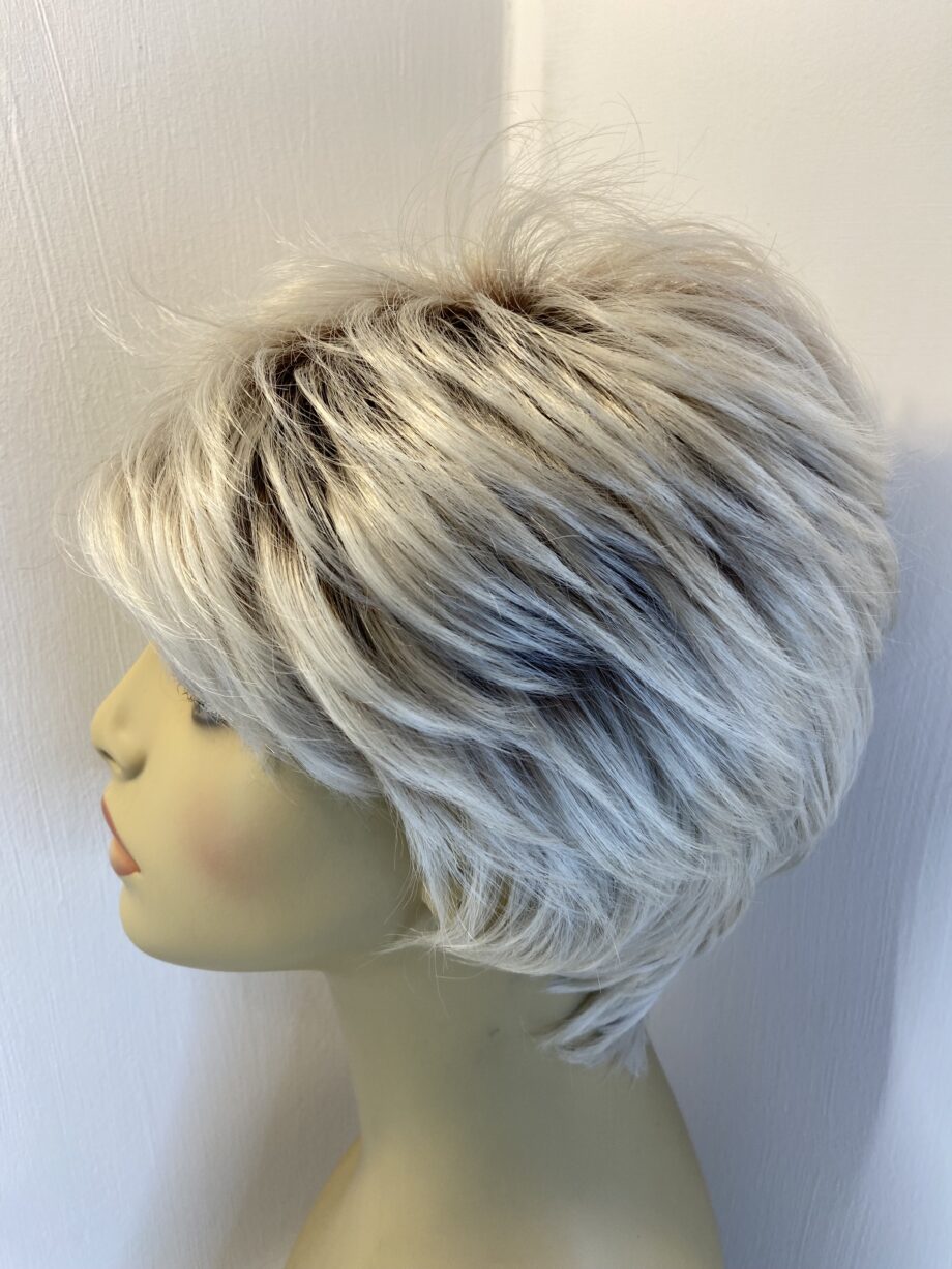 Blonde rooted short wig. Blss627