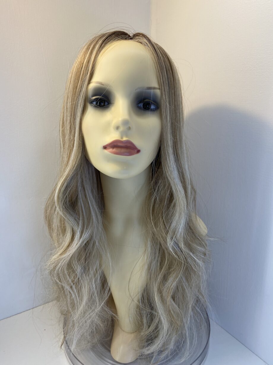 Stunning new blonde long wig. Bllw301