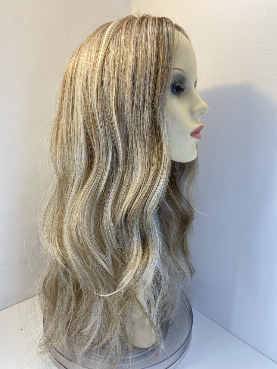 Stunning new blonde long wig. Bllw301