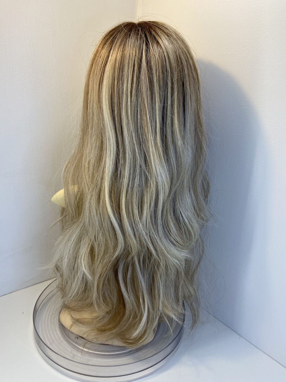 Stunning new blonde long wig. Bllw301