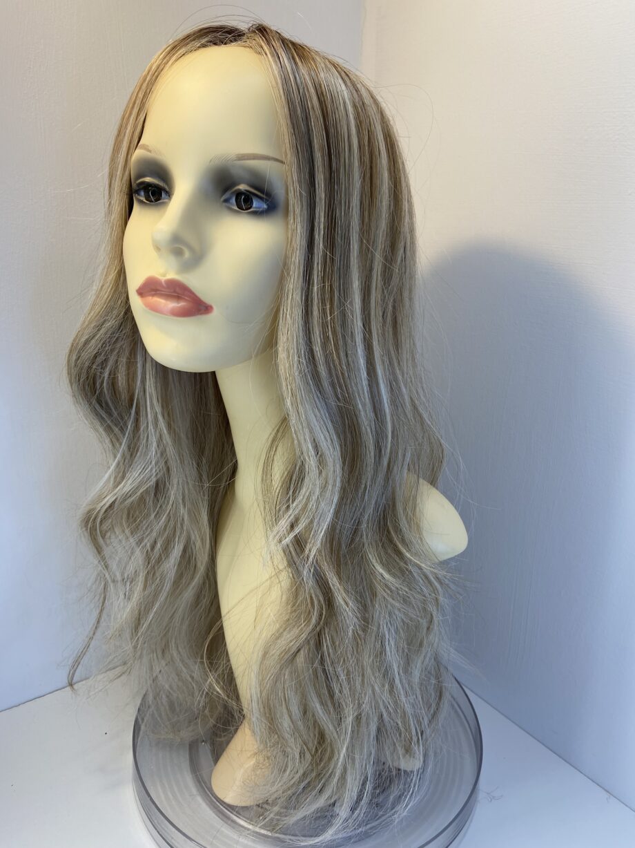 Stunning new blonde long wig. Bllw301