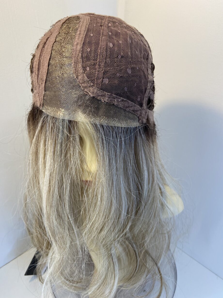 Stunning new blonde long wig. Bllw301
