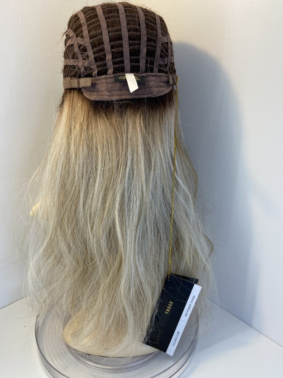 Stunning new blonde long wig. Bllw301