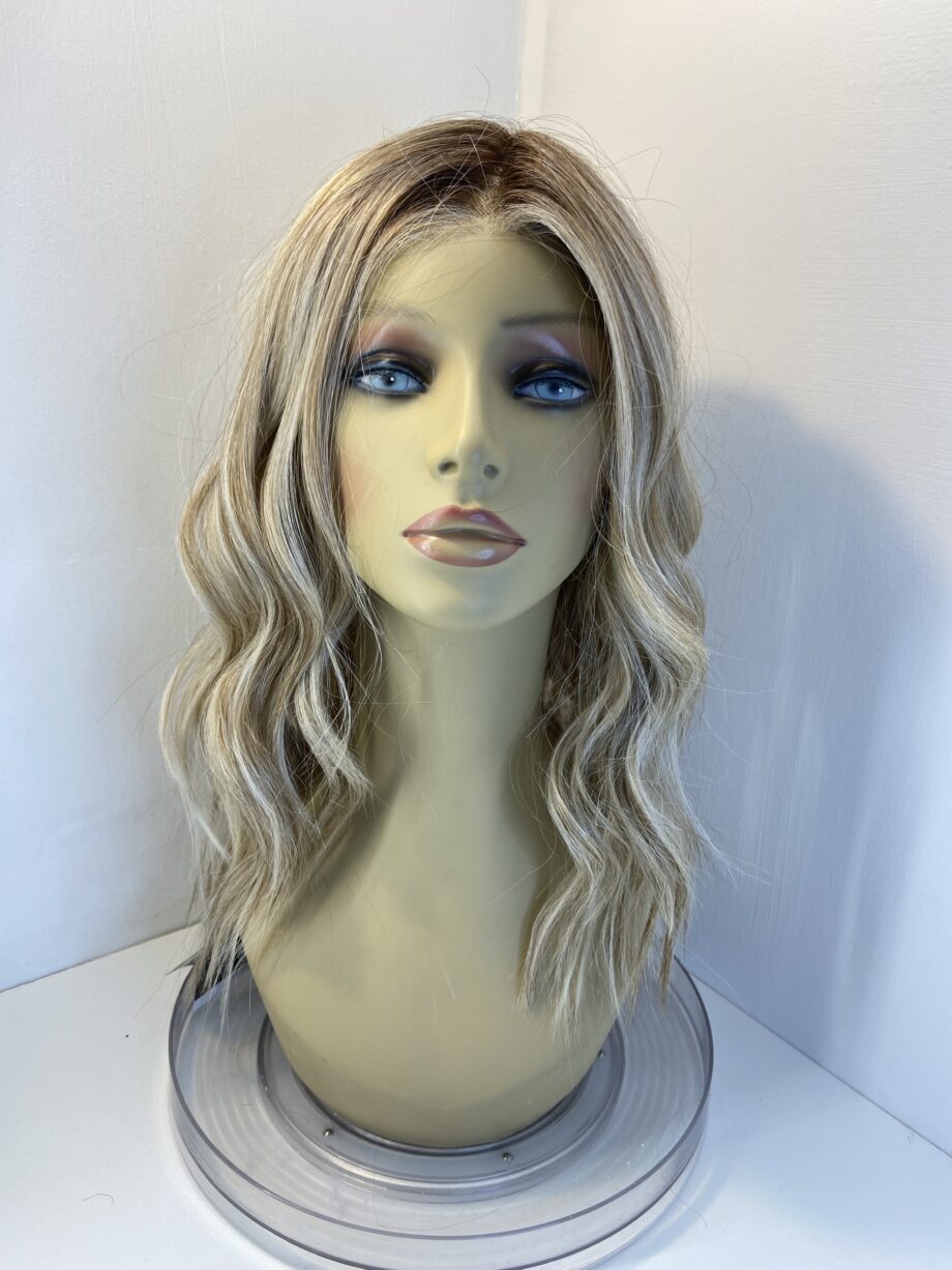 New stunning blonde wavy wig. Blwl302