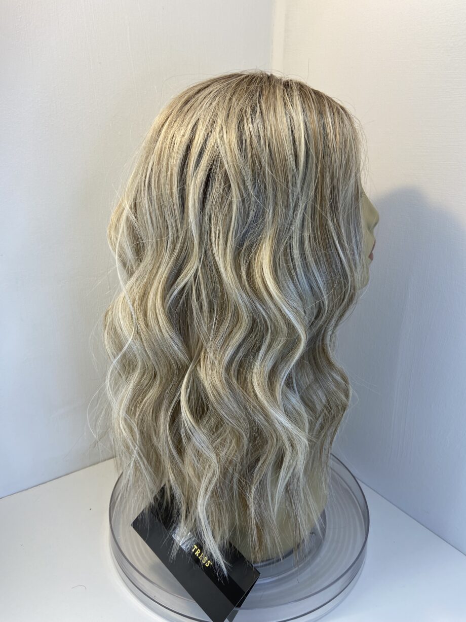 New stunning blonde wavy wig. Blwl302