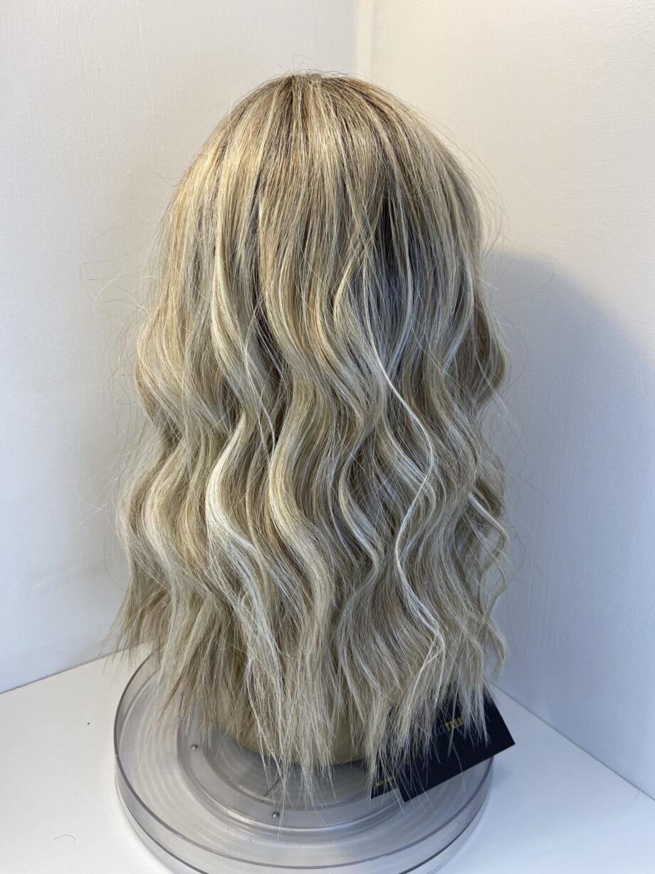 New stunning blonde wavy wig. Blwl302