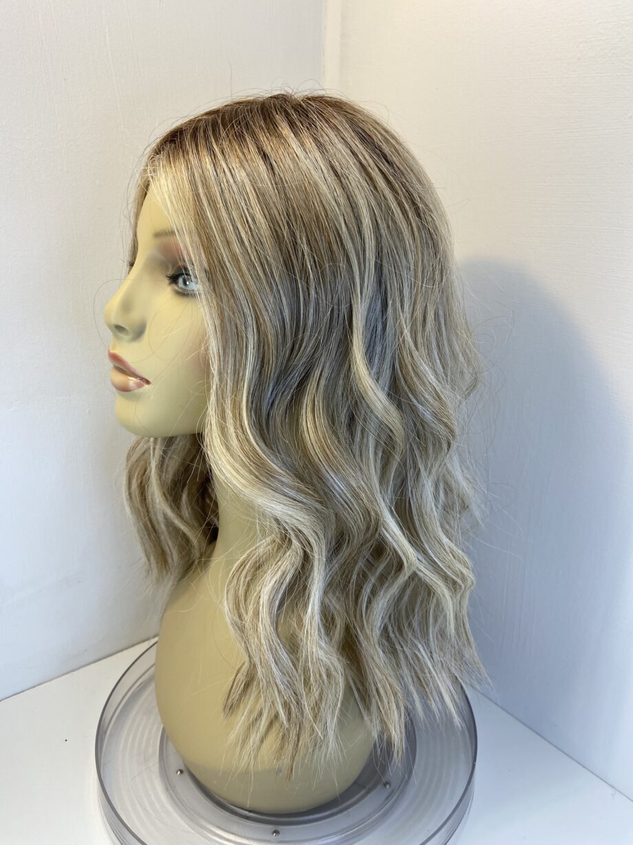 New stunning blonde wavy wig. Blwl302