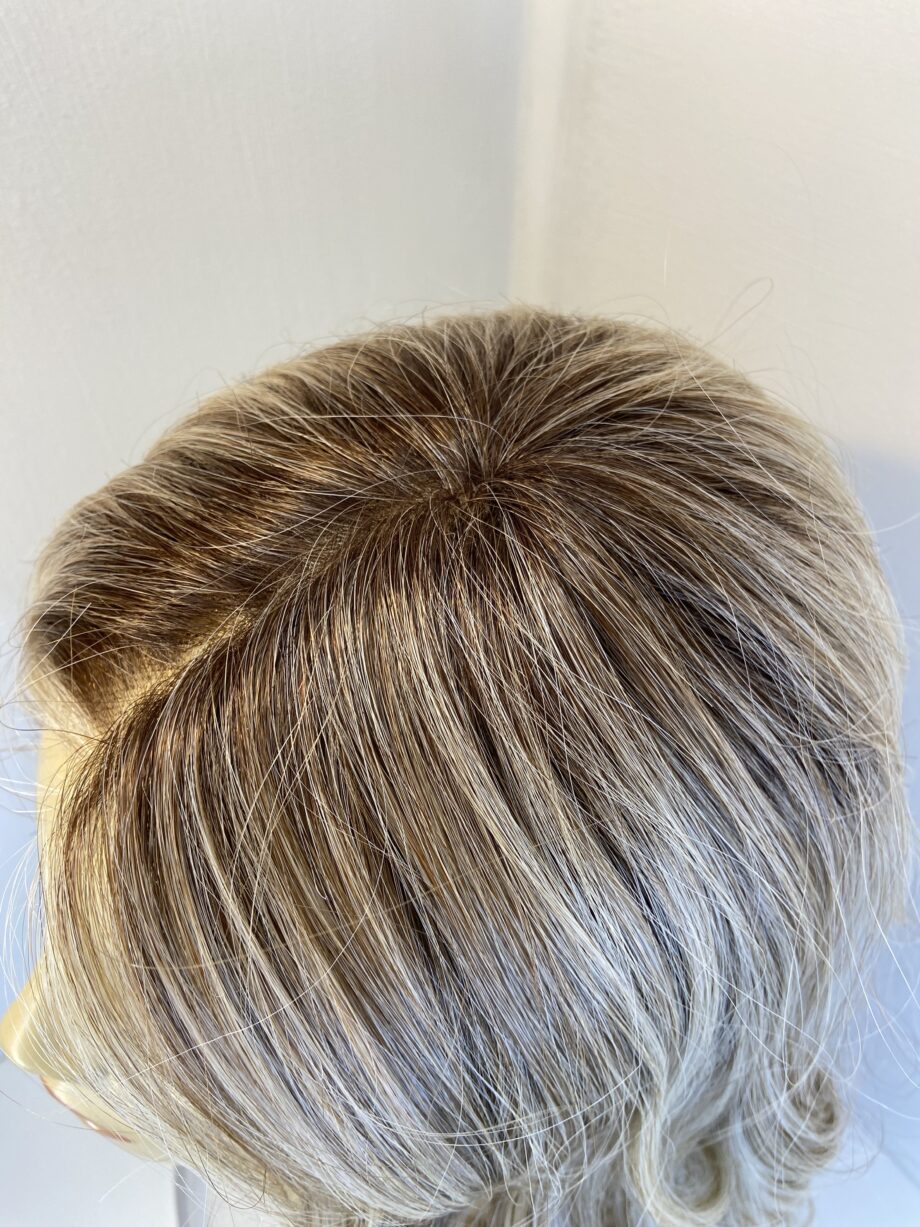 New stunning blonde wavy wig. Blwl302