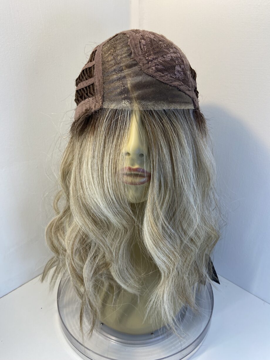 New stunning blonde wavy wig. Blwl302