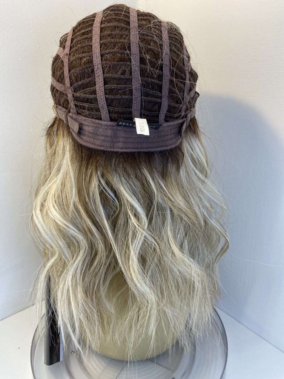 New stunning blonde wavy wig. Blwl302