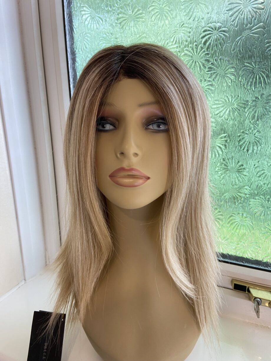 Superb blonde rooted long new wig. Blls303