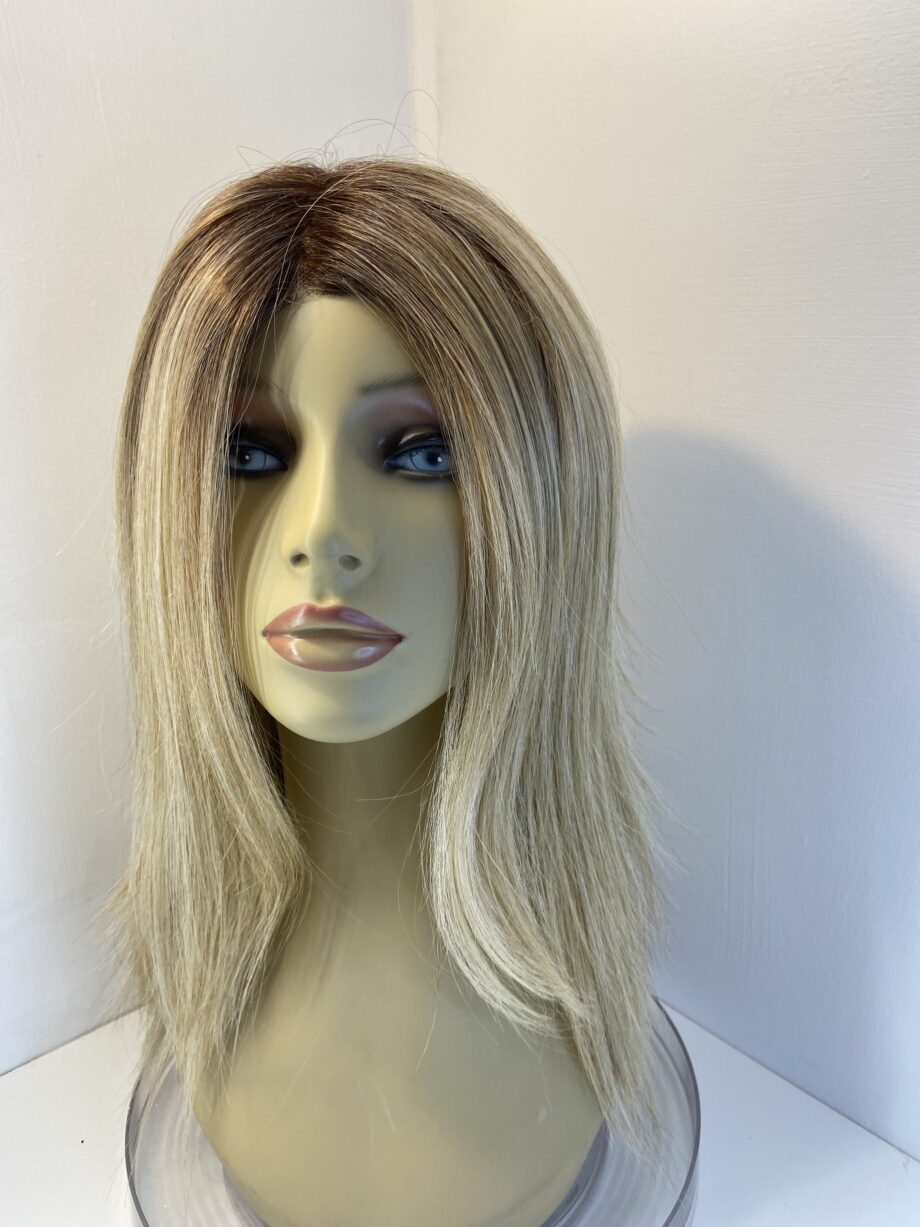 Superb blonde rooted long new wig. Blls303