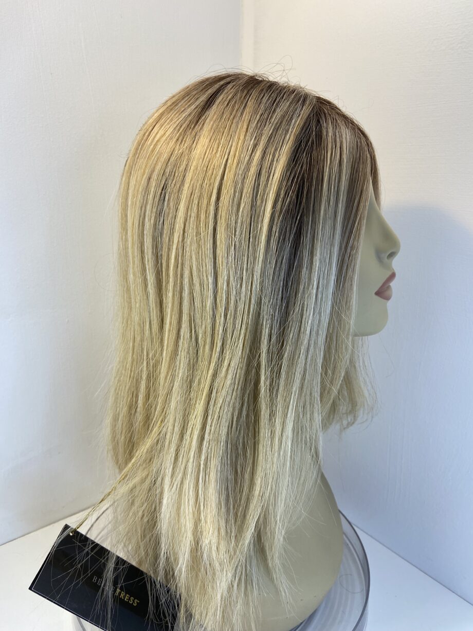 Superb blonde rooted long new wig. Blls303