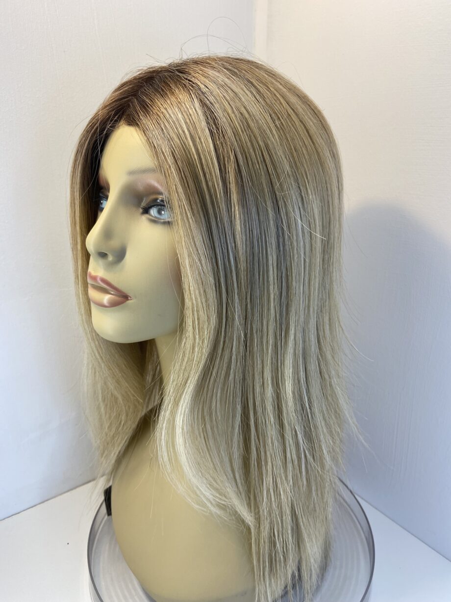 Superb blonde rooted long new wig. Blls303
