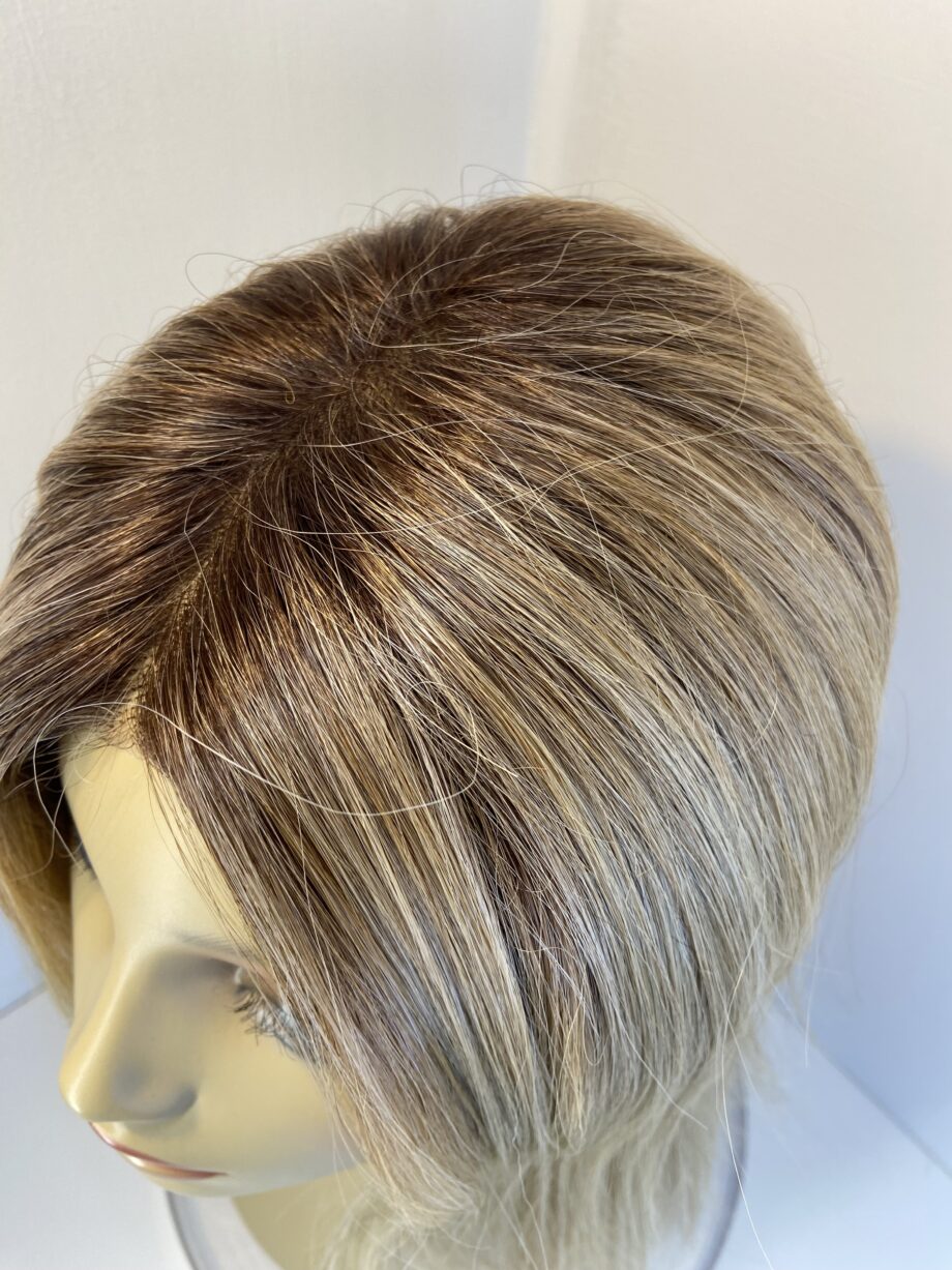Superb blonde rooted long new wig. Blls303