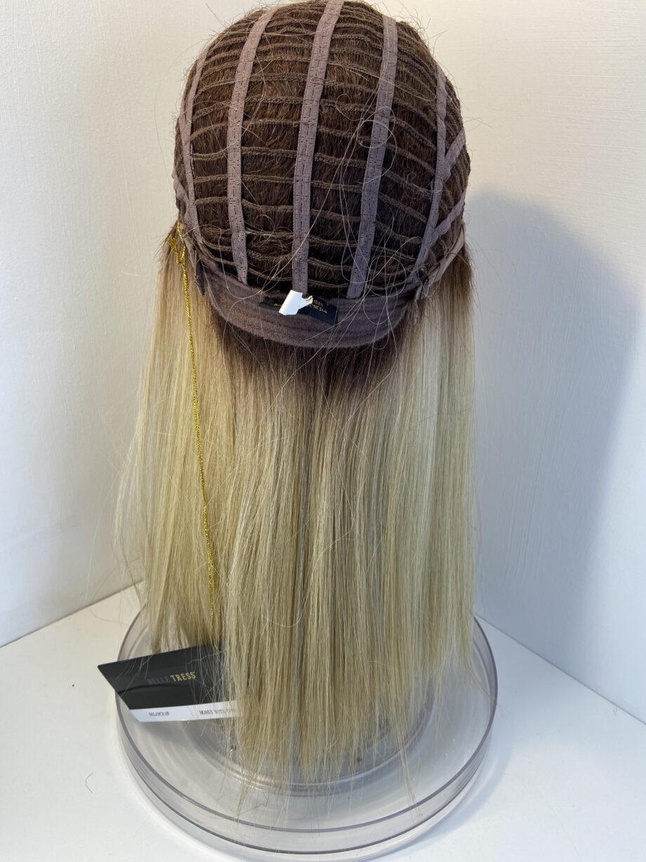 Superb blonde rooted long new wig. Blls303