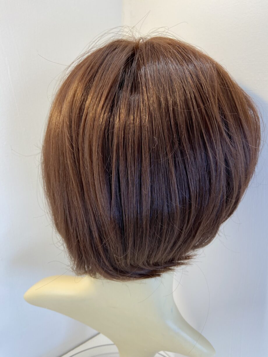 Lovely auburn brown shiny wig. Brms769